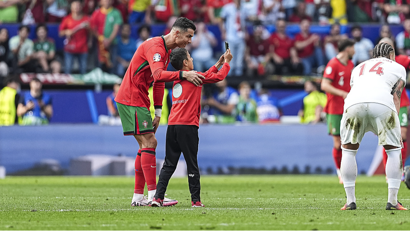 El_entrenador_de_Portugal_Marti_nez_insta_a_los_aficionados_de_Ronaldo_a_detener_las_invasiones_al_campo____