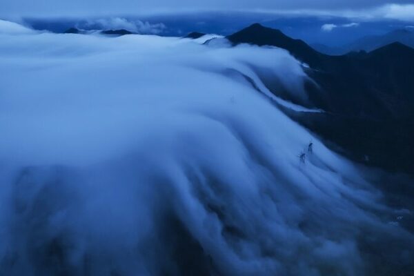 El_feno_meno_de__Nubes_en_Cascada__del_Monte_Niubei_impresiona_a_turistas_y_foto_grafos