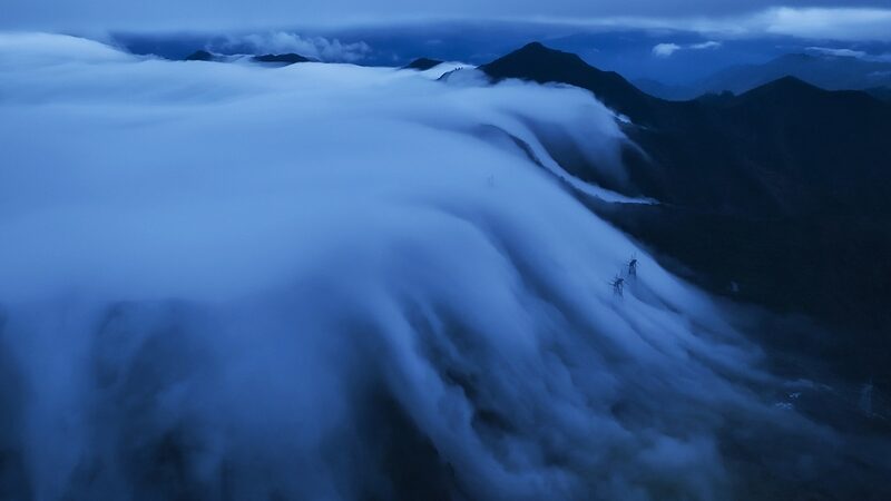 El_feno_meno_de__Nubes_en_Cascada__del_Monte_Niubei_impresiona_a_turistas_y_foto_grafos