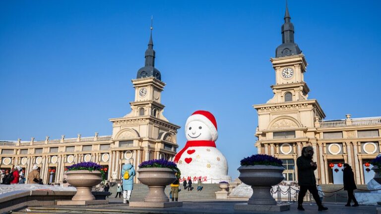 ¡El gigante muñeco de nieve ilumina Harbin: te espera un mundo invernal! _El_gigante_mun_eco_de_nieve_ilumina_Harbin__te_espera_un_mundo_invernal_ video poster