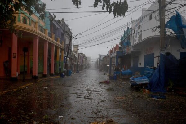 El huracán Beryl ruge pasando por Jamaica, dejando destrucción a su paso El_huraca_n_Beryl_ruge_pasando_por_Jamaica__dejando_destruccio_n_a_su_paso