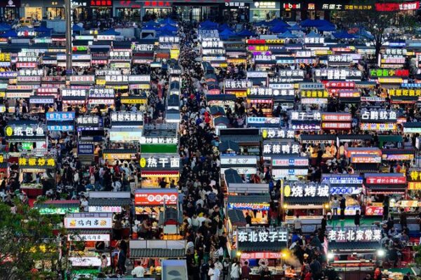 El mercado nocturno de Hebei se vuelve viral, mostrando la próspera economía nocturna de China 🌙 El_mercado_nocturno_de_Hebei_se_vuelve_viral__mostrando_la_pro_spera_economi_a_nocturna_de_China__