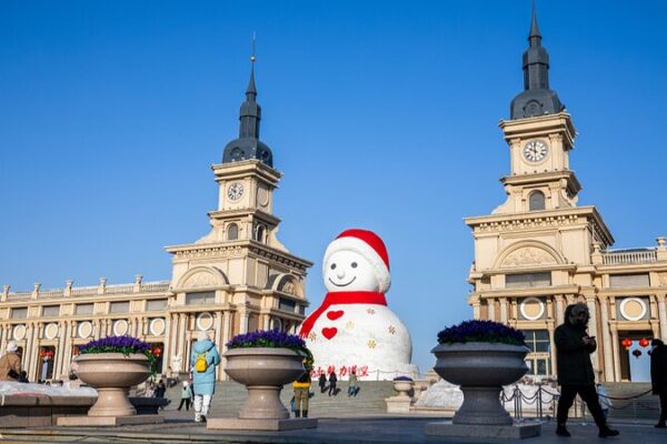 El muñeco de nieve de 18 metros de Harbin ilumina el invierno en China 🎁❄️ El_mun_eco_de_nieve_de_18_metros_de_Harbin_ilumina_el_invierno_en_China____ video poster