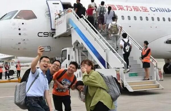 El_nuevo_jet_C919_de_China_despega_en_la_ruta_Shangha_i_Guangzhou__