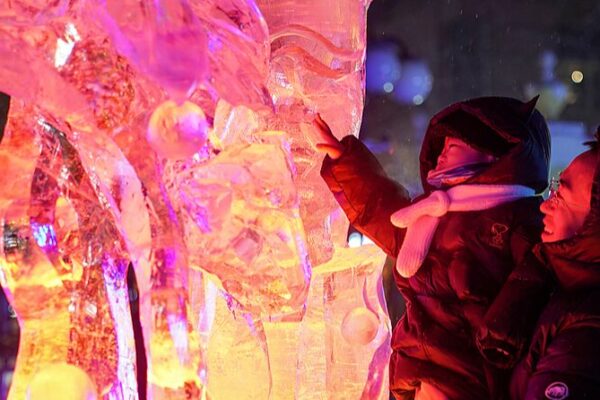 El_nuevo_parque_tema_tico_de_hielo_y_nieve_de_Harbin_presenta_un_mundo_invernal_previo_a_los_Juegos_Asia_ticos_de_Invierno_2025