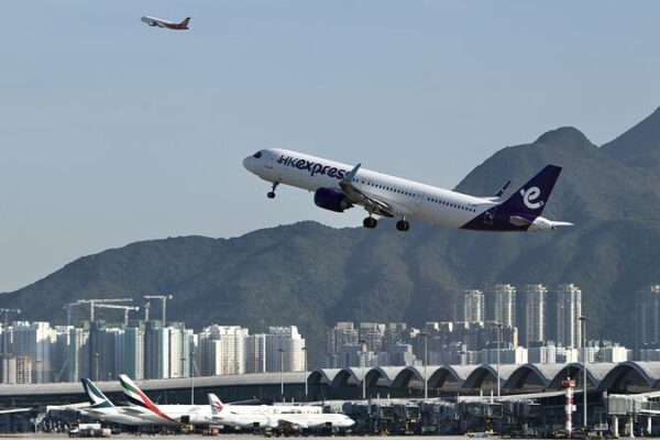 🚀 El nuevo pista de Hong Kong despega: El futuro de la aviación ✈️ __El_nuevo_pista_de_Hong_Kong_despega__El_futuro_de_la_aviacio_n___