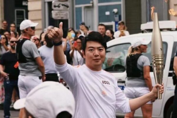 🎹 ¡El pianista chino Lang Lang brilla en el relevo de la antorcha olímpica París 2024! 🔥 ___El_pianista_chino_Lang_Lang_brilla_en_el_relevo_de_la_antorcha_oli_mpica_Pari_s_2024___ video poster
