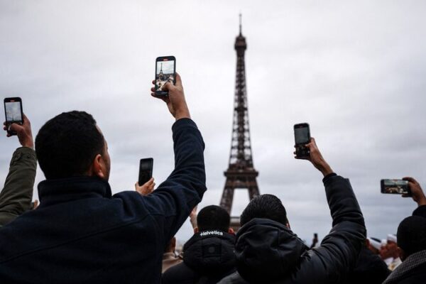 El plan de la alcaldesa de París para una zona sin autos en la Torre Eiffel enfrenta resistencia 🚗❌🗼 El_plan_de_la_alcaldesa_de_Pari_s_para_una_zona_sin_autos_en_la_Torre_Eiffel_enfrenta_resistencia____