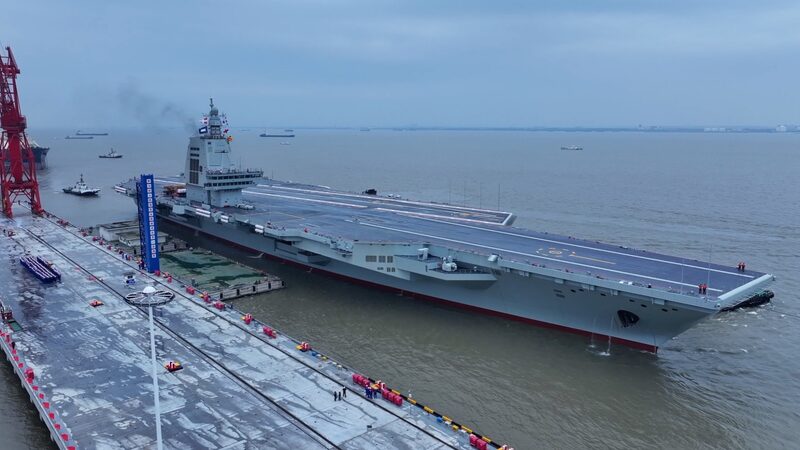 El_portaaviones_Fujian_de_China_inicia_sus_primeras_pruebas_en_el_mar video poster