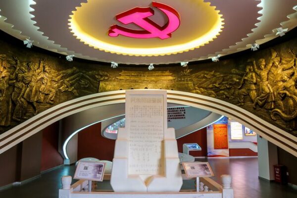 El_presidente_Xi_Jinping_insta_a_la_juventud_a_continuar_con_la_unidad_e_tnica_a_trave_s_de_generaciones