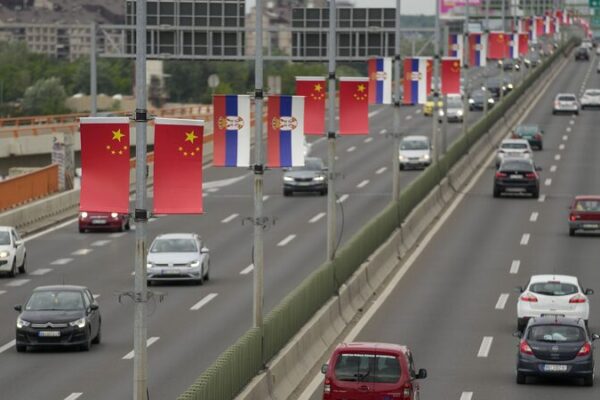 El_presidente_Xi_Jinping_llega_a_Serbia__Fortaleciendo_los_lazos_globales video poster