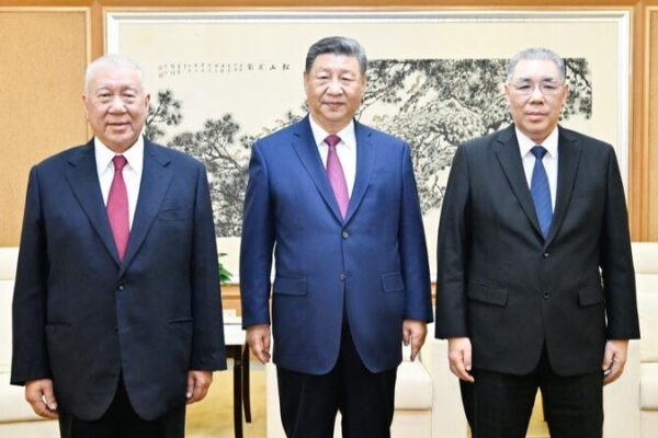 El presidente Xi Jinping se reúne con exlíderes de Macao para celebrar 25 años de progreso El_presidente_Xi_Jinping_se_reu_ne_con_exli_deres_de_Macao_para_celebrar_25_an_os_de_progreso
