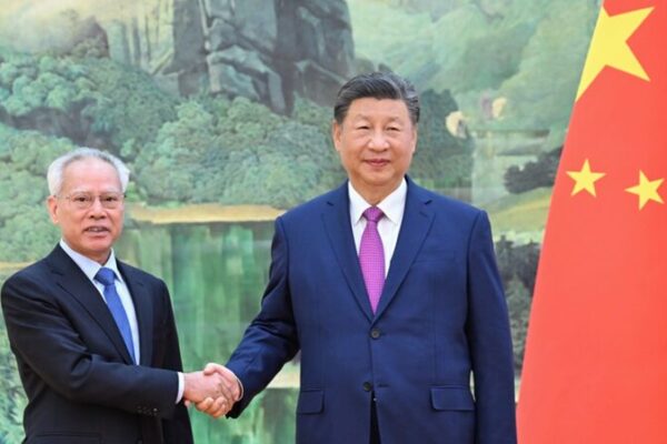 El_presidente_Xi_da_la_bienvenida_al_nuevo_li_der_de_Macao__Sam_Hou_Fai__