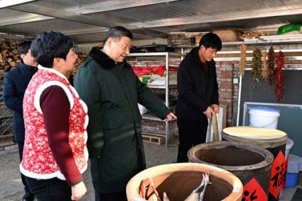 El presidente Xi desafía el frío para apoyar a las víctimas de las inundaciones en el noreste de China ❄️ El_presidente_Xi_desafi_a_el_fri_o_para_apoyar_a_las_vi_ctimas_de_las_inundaciones_en_el_noreste_de_China___ video poster