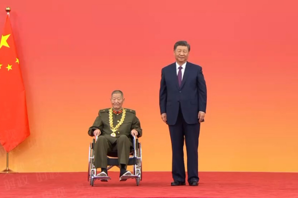 El presidente Xi honra a cuatro héroes con la Medalla de la República antes del 75º aniversario El_presidente_Xi_honra_a_cuatro_he_roes_con_la_Medalla_de_la_Repu_blica_antes_del_75o_aniversario video poster