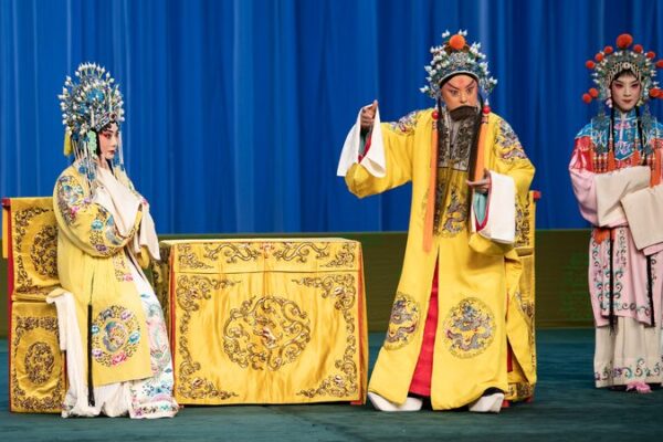 El presidente Xi insta a los jóvenes a mantener vibrante la Ópera de Pekín ✨ El_presidente_Xi_insta_a_los_jo_venes_a_mantener_vibrante_la_O_pera_de_Peki_n__