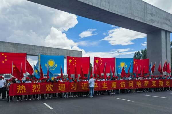 El presidente Xi llega a Kazajistán para la cumbre de la OCS y una visita de estado El_presidente_Xi_llega_a_Kazajista_n_para_la_cumbre_de_la_OCS_y_una_visita_de_estado