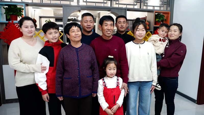 El_presidente_Xi_visita_el_noreste_de_China___La_comunidad_lo_recibe_con_alegri_a___ video poster