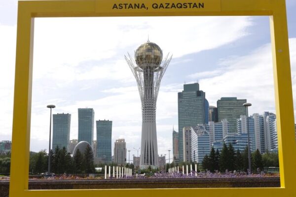 El_presidente_chino_Xi_Jinping_recibe_una_gran_bienvenida_del_presidente_kazajo_Tokayev______