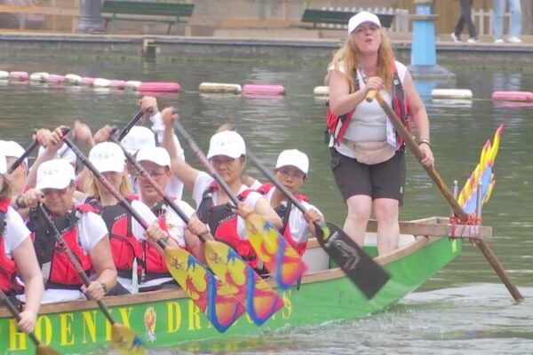 El primer equipo femenino de botes dragón de París causa sensación en los Juegos Olímpicos 2024 El_primer_equipo_femenino_de_botes_drago_n_de_Pari_s_causa_sensacio_n_en_los_Juegos_Oli_mpicos_2024 video poster