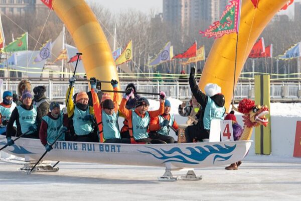 El_primer_festival_de_barcos_drago_n_sobre_hielo_arranca_en_Daqing_para_recibir_el_2024