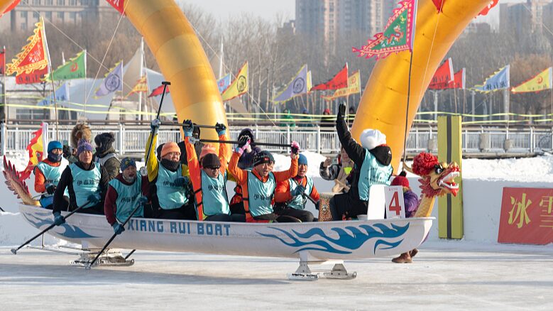 El_primer_festival_de_barcos_drago_n_sobre_hielo_arranca_en_Daqing_para_recibir_el_2024