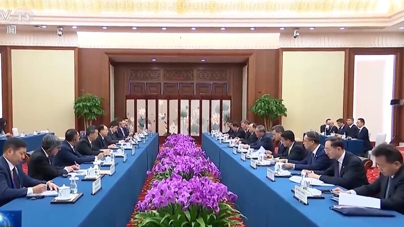 El_primer_ministro_chino_Li_Qiang_espera_que_China_y_el_BAD_impulsen_la_cooperacio_n__