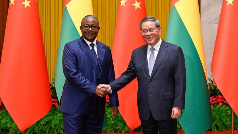 __El_primer_ministro_chino_Li_Qiang_se_reu_ne_con_el_presidente_de_Guinea_Bisa_u__Embalo___para_impulsar_la_cooperacio_n_
