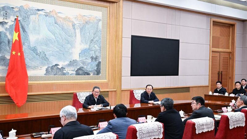 El_primer_ministro_chino_Li_Qiang_se_reu_ne_con_li_deres_para_el_plan_de_crecimiento_2025__