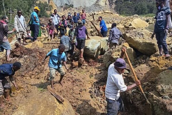 El_primer_ministro_de_Papu_a_Nueva_Guinea_culpa_al_clima_extremo_por_desastres__se_teme_que_miles_hayan_muerto_en_un_deslizamiento_de_tierra