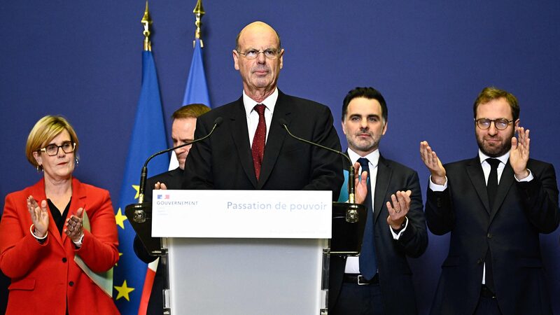 El_primer_ministro_france_s_Bayrou_presenta_un_nuevo_gabinete_con_los_exli_deres_Valls_y_Borne