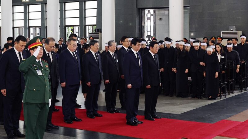 El_principal_asesor_de_China_rinde_homenaje_a_Nguyen_Phu_Trong_de_Vietnam
