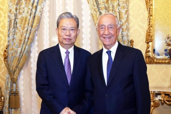 El_principal_legislador_de_China_visita_Portugal_para_fortalecer_lazos_amistosos__