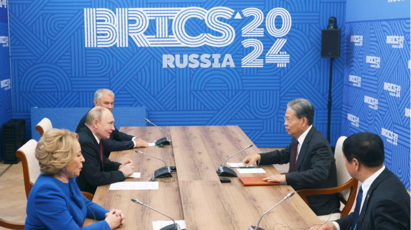 El_principal_legislador_de_China_visita_Rusia__Construyendo_puentes_y_haciendo_amigos__