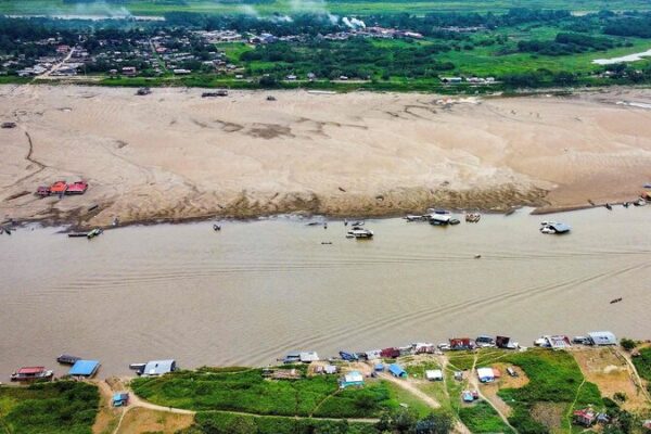 El río Amazonas en Colombia baja un 90%—El cambio climático golpea en casa 🌎🔥 El_ri_o_Amazonas_en_Colombia_baja_un_90__El_cambio_clima_tico_golpea_en_casa___