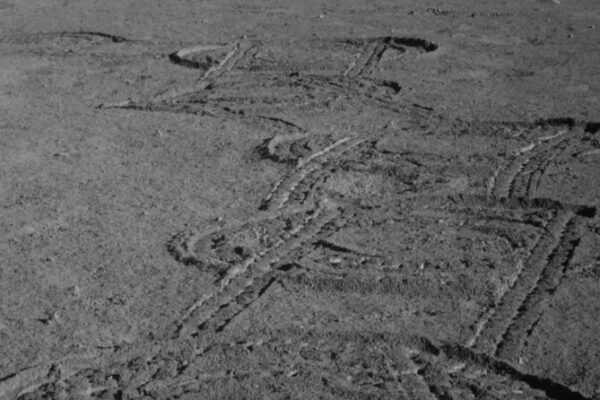 ¡El rover Yutu-2 celebra el Festival del Medio Otoño con un patrón de pastel de luna en la Luna! 🌕🥮 _El_rover_Yutu_2_celebra_el_Festival_del_Medio_Oton_o_con_un_patro_n_de_pastel_de_luna_en_la_Luna____