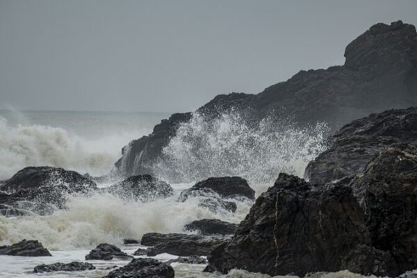 El_tifo_n_Yinxing_se_acerca_a_Hainan___Lluvias_intensas_y_olas_en_camino___