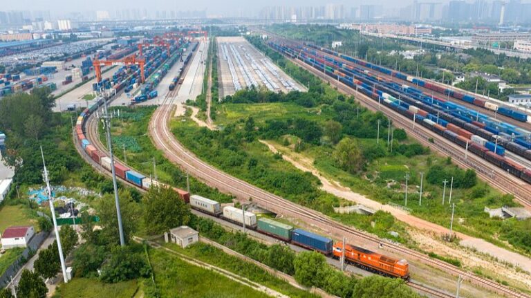 El tráfico de carga se desplaza al ferrocarril China-Europa en medio de la agitación en el Mar Rojo 🌊🚄 El_tra_fico_de_carga_se_desplaza_al_ferrocarril_China_Europa_en_medio_de_la_agitacio_n_en_el_Mar_Rojo___