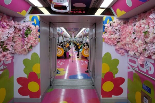 El_tren_tema_tico_de_primavera_del_Metro_de_Kunming_lleva_flores_al_subterra_neo__