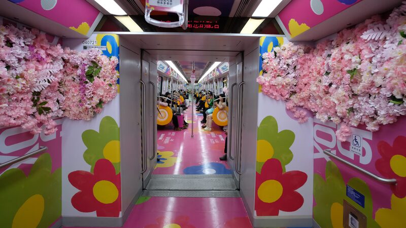 El_tren_tema_tico_de_primavera_del_Metro_de_Kunming_lleva_flores_al_subterra_neo__