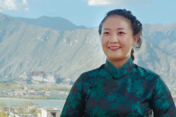 El_viaje_de_Xiaoxiao__Siguiendo_su_corazo_n_para_difundir_alegri_a__ video poster