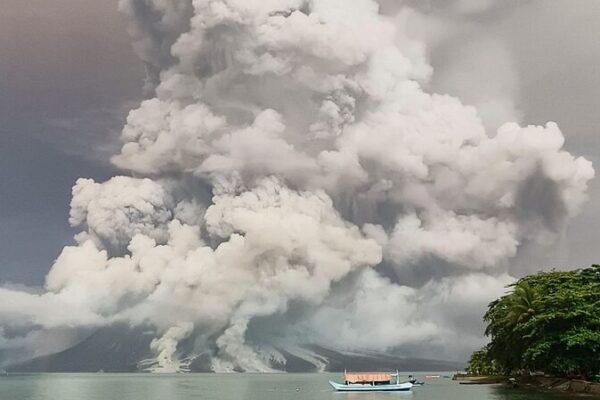 El volcán Ruang entra en erupción en Indonesia: emiten alerta de tsunami 🌋 El_volca_n_Ruang_entra_en_erupcio_n_en_Indonesia__emiten_alerta_de_tsunami__