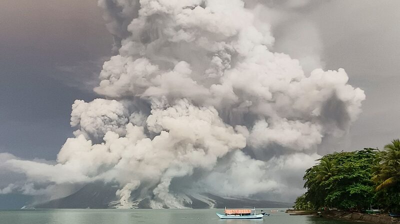El_volca_n_Ruang_entra_en_erupcio_n_en_Indonesia__emiten_alerta_de_tsunami__