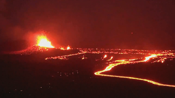 ___El_volca_n_de_Islandia_entra_en_erupcio_n_nuevamente__deslumbrando_con_corrientes_de_lava_ardiente_ video poster