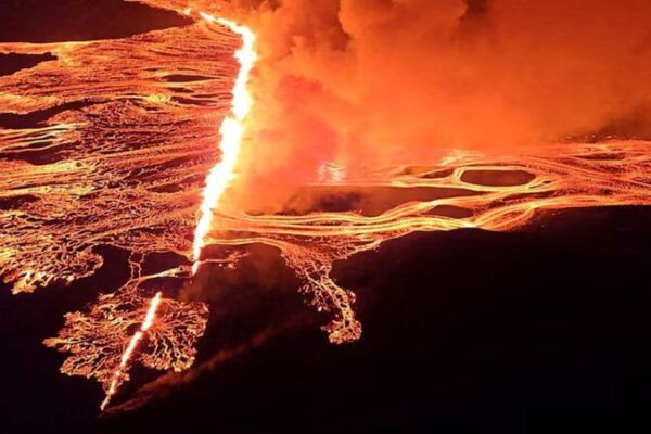 El volcán de Islandia sigue ofreciendo un espectáculo de lava espectacular 🌋🔥 El_volca_n_de_Islandia_sigue_ofreciendo_un_especta_culo_de_lava_espectacular___