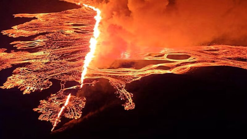 El_volca_n_de_Islandia_sigue_ofreciendo_un_especta_culo_de_lava_espectacular___