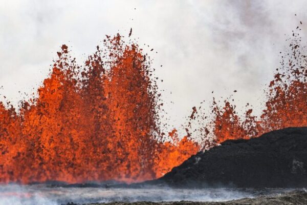 El_volca_n_islande_s_entra_en_erupcio_n_nuevamente__amenazando_Grindavik_y_la_Laguna_Azul__