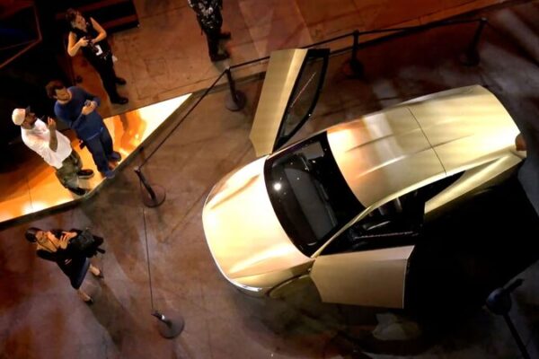 Elon_Musk_presenta_un_robotaxi_futurista_sin_volante_que_se_lanzara__en_2026