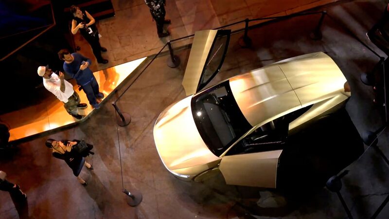 Elon_Musk_presenta_un_robotaxi_futurista_sin_volante_que_se_lanzara__en_2026