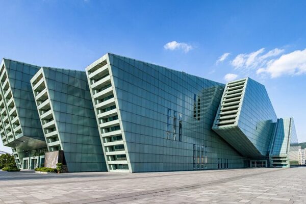 _Emba_rcate_en_una_Nave_Espacial_de_Vidrio_en_el_Gran_Teatro_de_Chongqing_ video poster